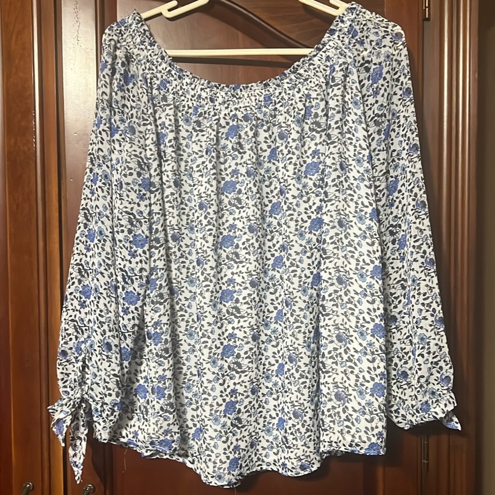 NEW w/o tags KENSIE floral blue & white long sleeves flowy top Size L